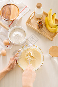白桌上的新鲜鸡奶和面粉混合物玻璃食物香蕉白色饼子甜点厨师女性糕点图片