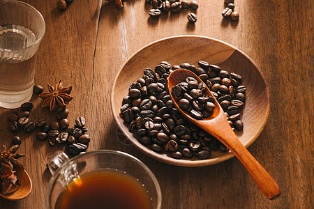 咖啡豆背景的黑咖啡杯中的黑咖啡 配有饰品的混合成分杯子黑色咖啡店饮料棕色咖啡食物配件香气早餐图片