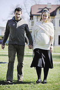 怀孕期丈夫妻子父亲父母幸福公园家庭怀孕乐趣喜悦图片
