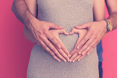 怀孕夫妇用双手露出心来丈夫婴儿身体家庭拥抱父母母亲成人腹部男性图片