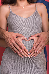 怀孕夫妇用双手露出心来成人父母女性肚子家庭身体母性幸福腹部丈夫图片