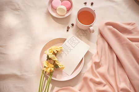 茶杯加玫瑰茶 新鲜鲜花和白底面的玉子杯子玫瑰织物粉色卡片盘子图片