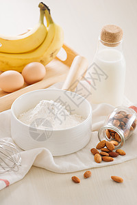 白背景上香蕉蛋糕的配料和工具烹饪食谱煎饼木头美食面粉蛋糕面团杏仁坚果图片