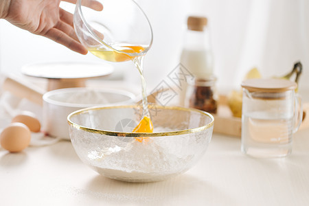 白桌上的新鲜鸡奶和面粉金属黄油女士厨房面团甜点烹饪桌子玻璃棕色图片
