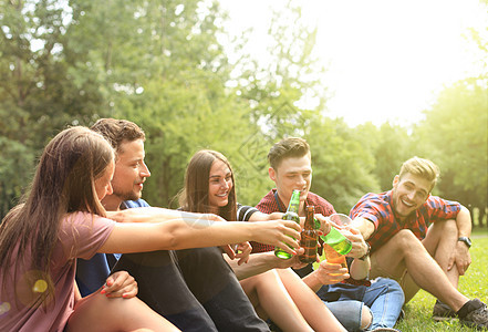 朋友们在烧烤会喝啤酒餐厅假期午餐女孩们团体青少年啤酒酒精大学潮人图片