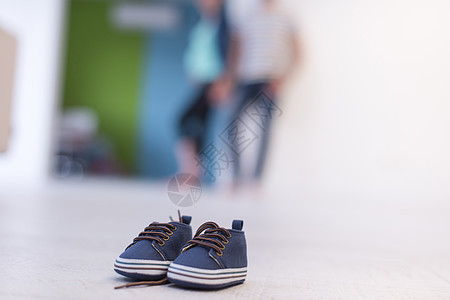 一双蓝色婴儿鞋父母地面鞋带男生孩子礼物女孩木地板婴儿新生图片