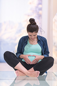 坐在地板上怀孕的孕妇享受女士妈妈房间婴儿幸福成人肚子身体腹部图片