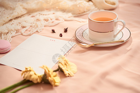 信封 鲜花和配有茶杯的木瓜粉色玫瑰杯子卡片盘子织物图片