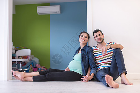 坐在地板上怀孕的夫妇男人女士女性成人幸福腹部母性女孩肚子男性图片