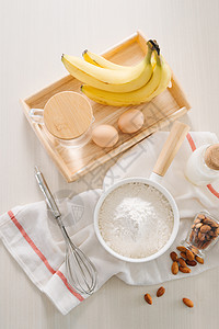 与自制香蕉蛋糕一起工作桌子糕点蛋糕班级营养烹饪牛奶甜点黄油食谱图片