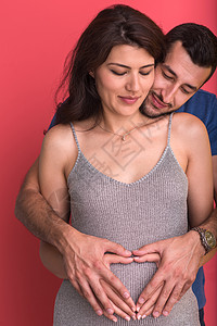 怀孕夫妇用双手露出心来夫妻幸福女性婴儿孩子成人男性母亲丈夫妻子图片