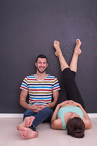 怀孕夫妇在地板上放松腹部家庭夫妻男性婴儿父母女性丈夫幸福卫生图片