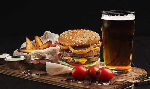 木制切割板上用牛肉和啤酒做的汉堡包油炸小吃餐厅烧烤胡椒食物乡村蔬菜垃圾包子图片