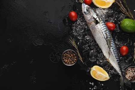 黑桌上的新鲜鱼和烹饪原料食物美食梳理盘子餐厅营养饮食荒野桌子海鲜图片