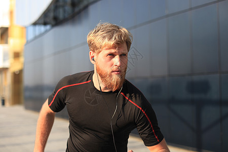 健壮的成年男子在户外跑来保持健康 日落或日出运动员训练男人跑步速度追求太阳城市娱乐有氧运动图片