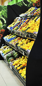 苏佩市场的新鲜水果和蔬菜橙子黄瓜胡椒架子杂货摊位零售饮食展示团体图片