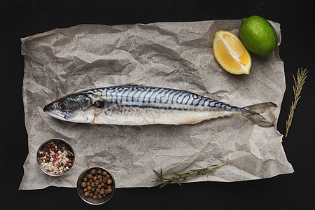 原始鱼和香料在羊皮纸上 最高视图图片