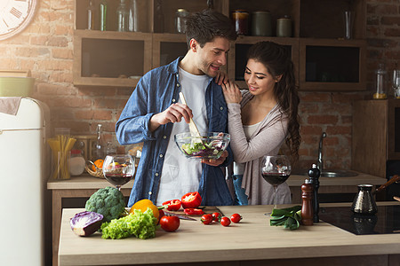 幸福的情侣一起做健康食物家庭沙拉饮食厨房男人夫妻阁楼草药丈夫女士图片