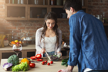 幸福的情侣一起做健康食物家庭微笑厨房草药男人饮食房子蔬菜女士女孩图片