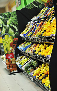 苏佩市场的新鲜水果和蔬菜架子橙子黄瓜团体展示摊位饮食零售商业萝卜图片