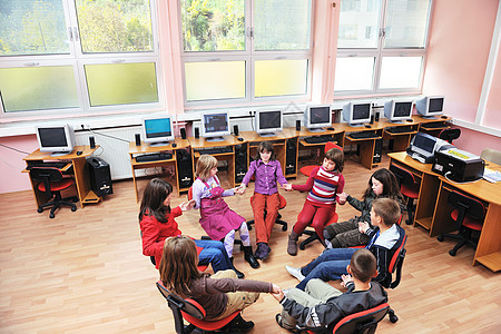 与在校儿童一起接受教育课堂监视器孩子键盘技术男生女性电脑孩子们桌子图片