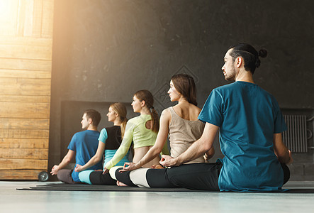 瑜伽班的男女青年 放松冥想姿势过滤团体训练减肥培训师会议工作室健身房男人运动图片
