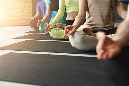 瑜伽班的男女青年 放松冥想姿势女孩运动男人训练过滤班级减肥女性焦点健身房图片