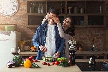 幸福的情侣一起做健康食物草药蔬菜阁楼女士厨房微笑闲暇玻璃妻子丈夫图片