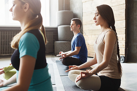 瑜伽班的男女青年 放松冥想姿势女性会议男人女孩减肥训练运动健身房工作室俱乐部图片