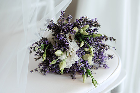 新鲜天然鲜花的彩礼花束玻璃风格餐饮婚姻桌子婚礼环境新娘餐厅花朵背景图片