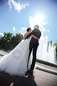 镇广场背景上的幸福新娘和新郎的后方风景图片