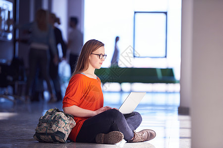 拥有膝上型计算机的女学生女生软垫技术电脑笔记本女孩商业橙子屏幕药片学习图片