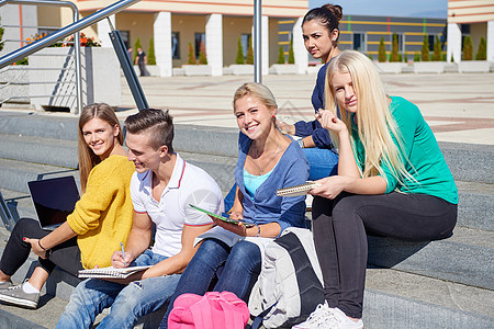 校外学生坐在台阶上团体学校笔记本校园背包电脑朋友们城市学习生活图片