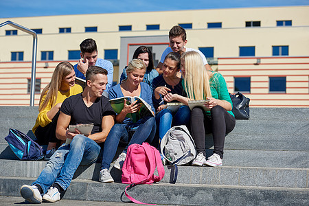 校外学生坐在台阶上脚步教育女孩大学成人团队学习朋友们男性校园图片