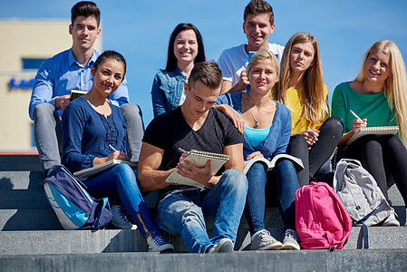 校外学生坐在台阶上乐趣女孩背包多样性友谊学校女士笔记本成人大学图片