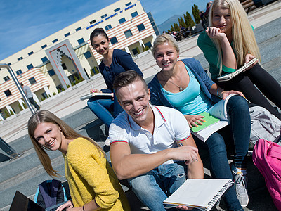 校外学生坐在台阶上大学学习电脑教育背包学校青少年团体青年楼梯图片