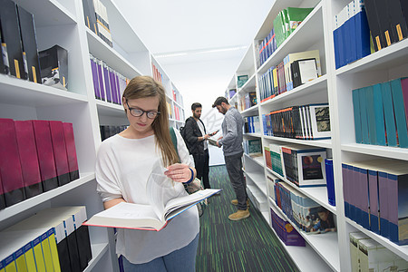 学校图书馆中学生群体数量女性学生成人学习男人教育商业电脑男生图书图片