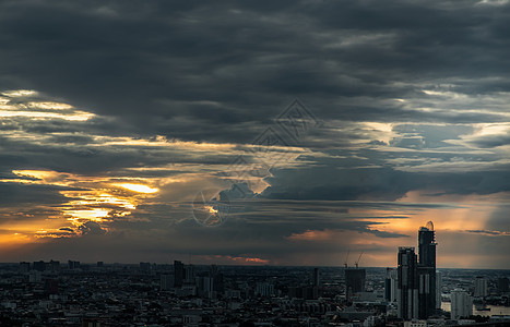 曼谷大都市的橙色和蓝色天空有云彩 在日出或日落的景象中闪烁着美丽的全景基础设施建筑学市中心城市建筑物住宅天堂首都戏剧性建筑图片