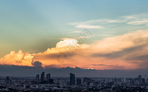 曼谷大都市的橙色和蓝色天空有云彩 在日出或日落的景象中闪烁着美丽的全景场景天堂基础设施市中心旅行建筑风景城市住宅戏剧性图片