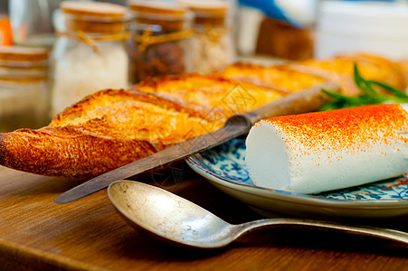 贵州辣椒法国奶酪和木切割机上新鲜的法国乳酪和面包包食物营养奶制品作品产品小吃熟食盘子乡村传统背景