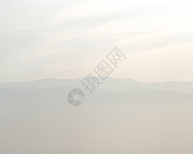 满月的迷雾山岳森林风景荒野旅行美丽山脉蓝色场景远足薄雾图片