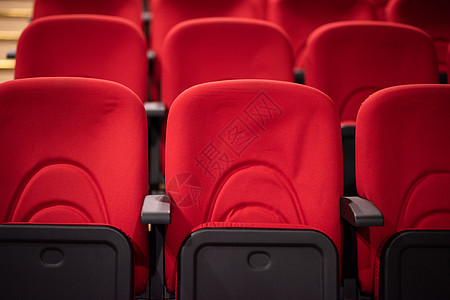 带有一排红色座位的大厅椅子会议时间文化礼堂歌剧展示娱乐音乐电影图片