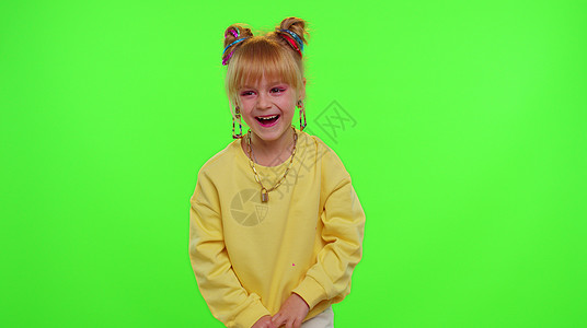 喜乐的finkky博客孩童女孩 在社交网络智能手机上录制有趣的舞蹈视频青少年微笑扇子知名度指导音乐摄影机孩子绿色孩子们图片