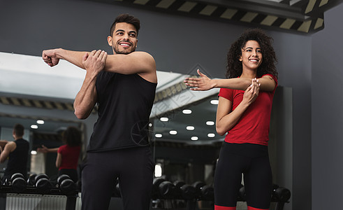 健康多种族运动员在体育馆一起锻炼图片