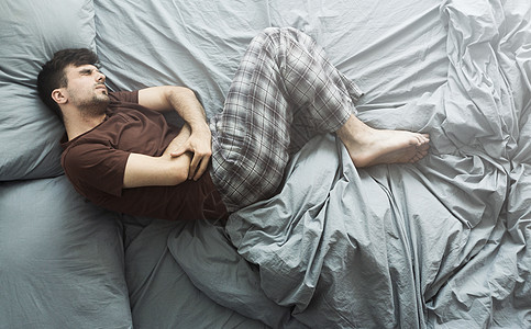 在床上躺着的男人 腹部疼痛 最高视线图片