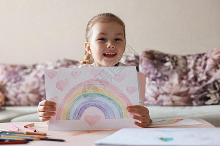 女孩在家里画彩虹 这是英国国家医疗服务体系 NHS 的象征 感谢医生们的工作 呆在家里社交媒体活动预防学校绘画广告喜悦童年停留托图片