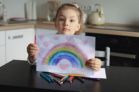 女孩在家里画彩虹 这是英国国家医疗服务体系 NHS 的象征 感谢医生们的工作 呆在家里社交媒体活动窗户托儿所艺术家乐趣家庭停留喜图片