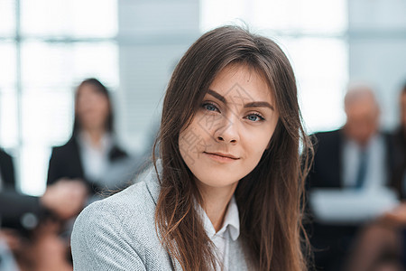 担任职务的有自信的年轻商业女青年专业人员男人职场微笑手表企业家人士工作多样性女性图片