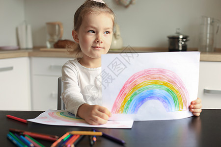 女孩在家里画彩虹 这是英国国家医疗服务体系 NHS 的象征 感谢医生们的工作 呆在家里社交媒体活动绘画停留疾病艺术家学校童年孩子图片