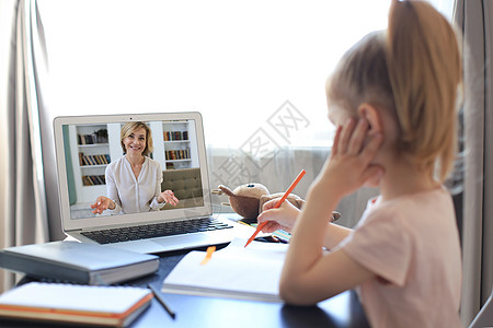 远程教育 性格开朗的小女孩使用笔记本电脑通过在线电子学习系统学习女学生女孩学生互联网聊天学校童年家庭作业技术教育图片